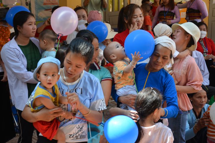 Công ty TNHH Giải pháp thiết kế Bình Nguyên - HRNEE: Tặng 300 suất quà cho trẻ em dân tộc thiểu số  xã Mường Chiềng