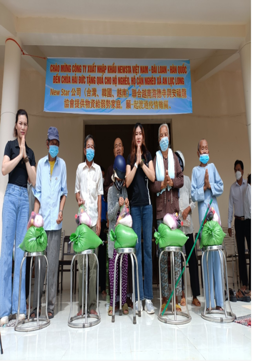 Hội huyện Châu Thành tặng quà nạn nhân, người nghèo