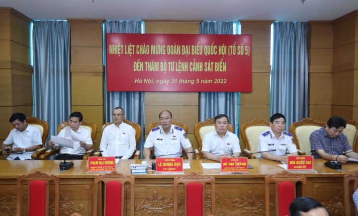 Đoàn đại biểu Quốc hội 4 tỉnh gặp gỡ các chiến sĩ tàu trực của Cảnh sát biển và ngư dân