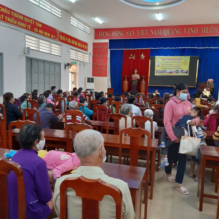 Huyện Châu Thành trao tiền hỗ trợ nuôi dưỡng nạn nhân chất độc da cam