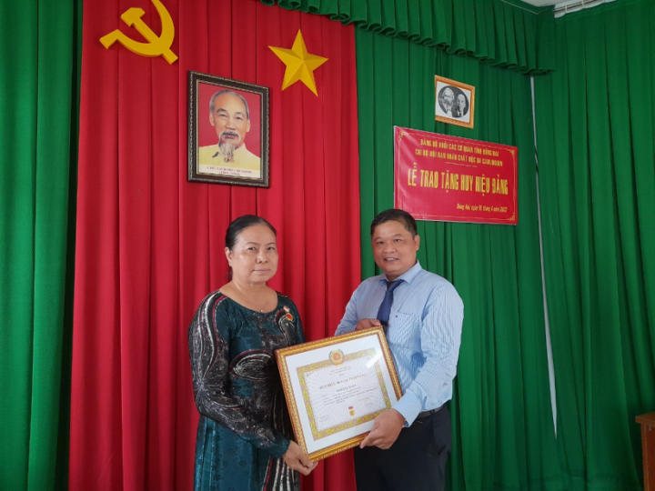 Chi bộ Hội Nạn nhân chất độc da cam/dioxin tỉnh Đồng Nai tổ chức trao Huy hiệu Đảng đợt 19/5/2022.