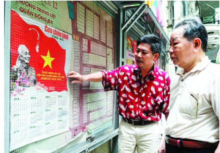 Người cựu chiến binh suốt 20 năm làm nghề dán báo