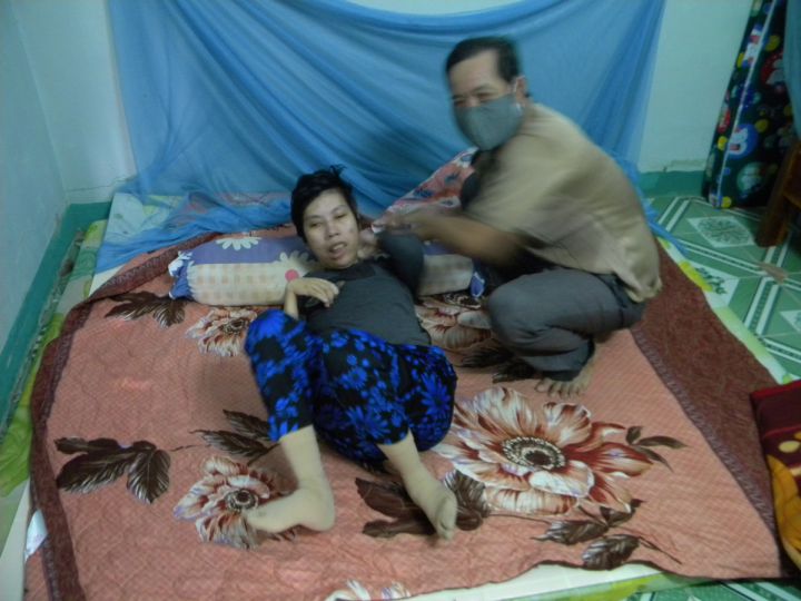 Đôi vợ chồng nghèo nuôi 2 con tật nguyền vì chất độc da cam