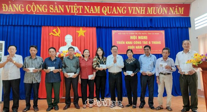 Hội Cựu Tù chính trị yêu nước tỉnh Cà Mau  tặng quà nạn nhân chất độc da cam