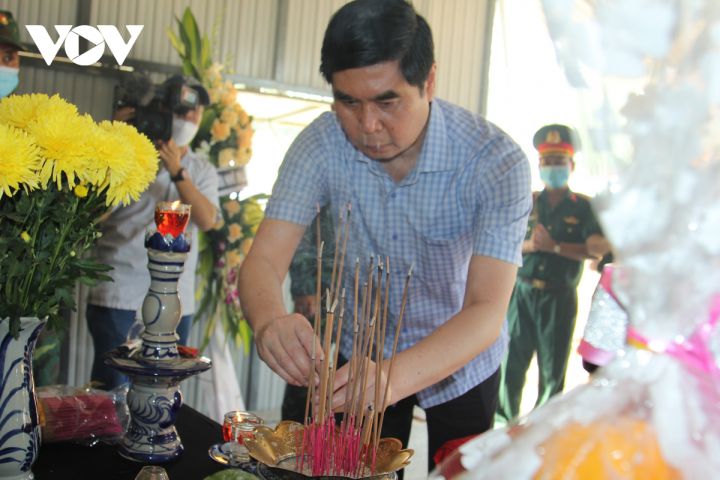 Khai quật, quy tập nhiều hài cốt liệt sĩ tại hố chôn tập thể ở Bình Định