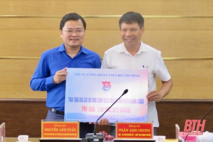 Bí thư thứ nhất Trung ương Đoàn Nguyễn Anh Tuấn thăm, tặng quà gia đình chính sách và Mẹ Việt Nam Anh hùng