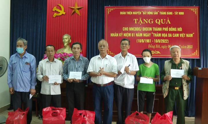 Trao quà cho nạn nhân chất độc da cam