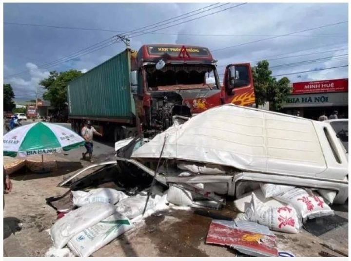 Ô tô 12 chỗ đâm trực diện xe đầu kéo, 2 người thương vong