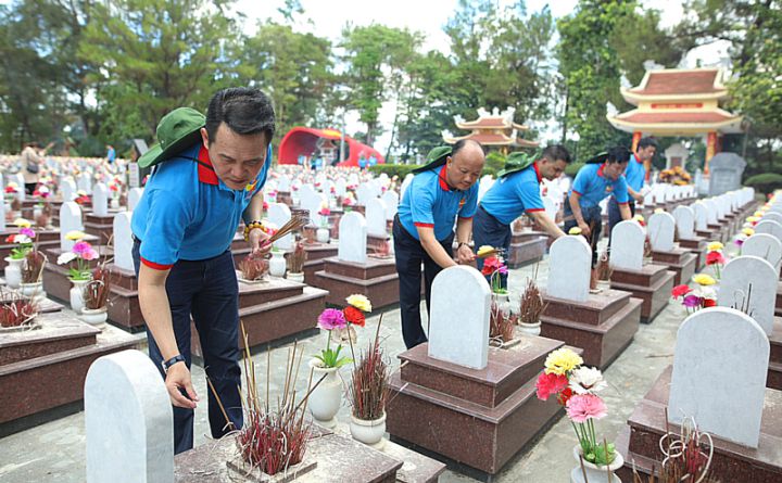 Trao kinh phí xây dựng 5 nhà tình nghĩa cho các gia đình chính sách