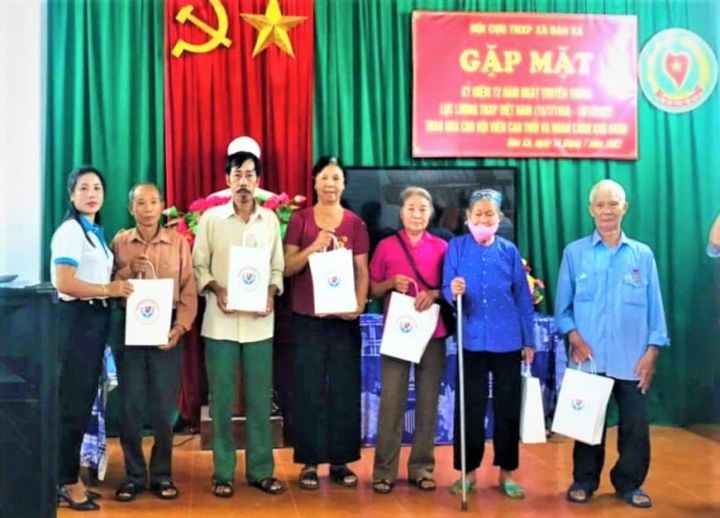 PHÚ THỌ: 100 suất quà tặng thương - bệnh binh, cựu chiến binh, cựu TNXP nhiễm chất độc da cam