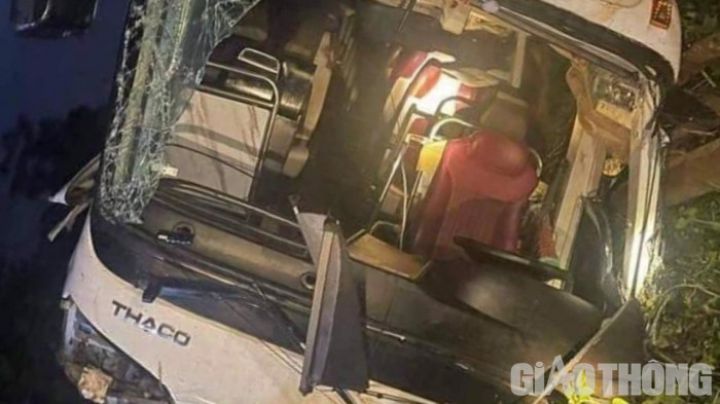 Phú Thọ: Ô tô chở khách từ Hà Nội bị lật, 3 người tử vong tại chỗ