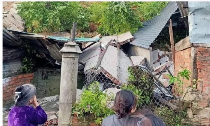 Sạt lở đất lúc nửa đêm, 4 người trong một gia đình nhập viện