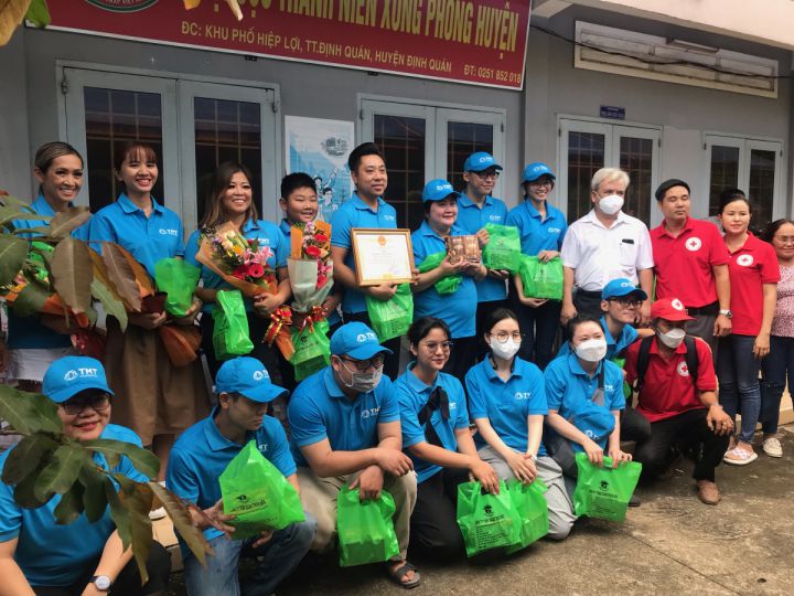 Hội Định Quán trao quà cho nạn nhân chất độc da cam