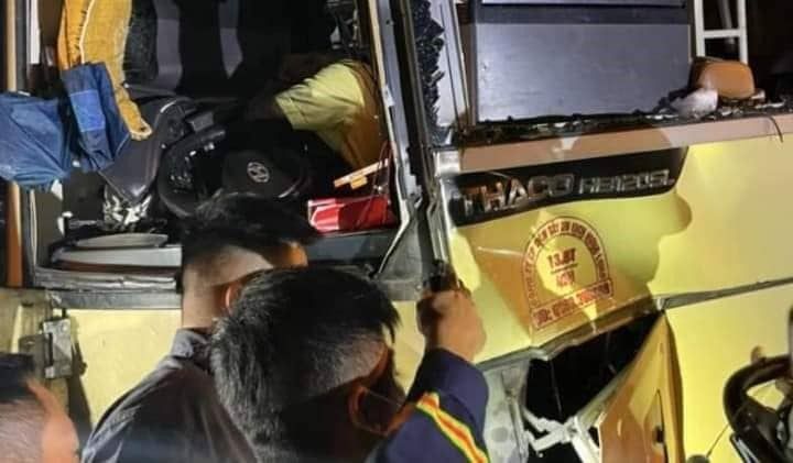 Xe khách đâm xe bồn, tài xế tử vong, 19 hành khách bị thương