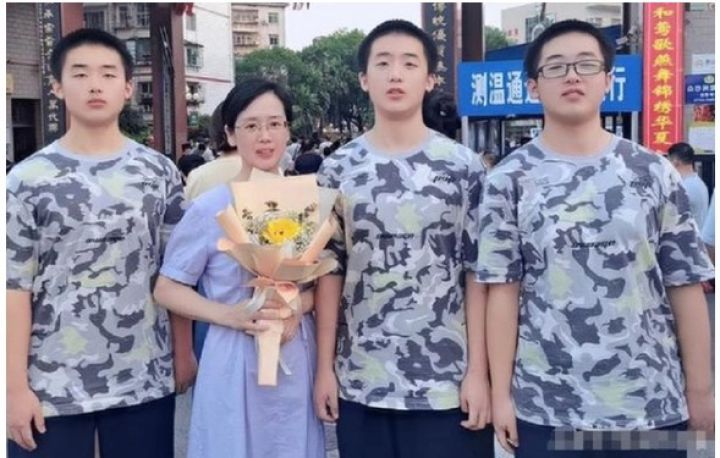 Ba con trai đều thi đỗ vào các trường đại học danh tiếng, danh tính của người mẹ được tiết lộ: