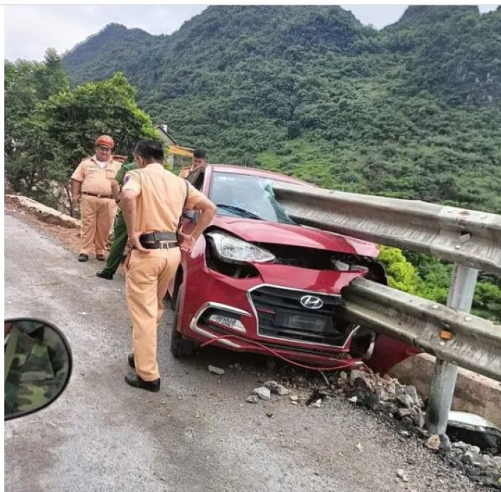 Kinh hãi cảnh hộ lan bên đường xuyên thủng kính lái ô tô, tài xế thoát nạn khó tin