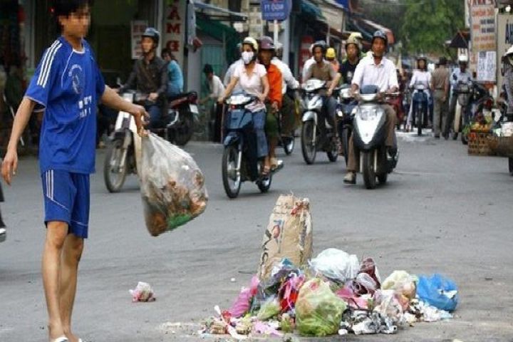 Từ 25/8/2022: Vứt rác, đổ nước thải trên vỉa hè, lòng đường bị phạt từ 1-2 triệu đồng
