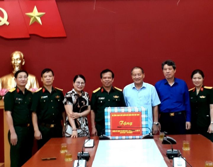 Bộ Tổng Tham mưu thăm tặng quà Hội Nạn nhân chất độc da cam/dioxin Việt Nam