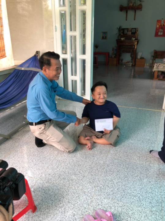 Tổng công ty Cao su Đồng Nai tặng quà  nạn nhân chất da cam