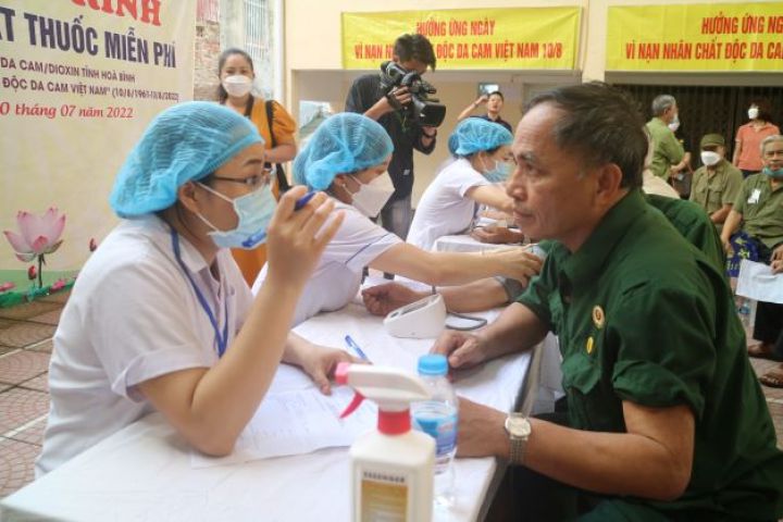 Khám bệnh, phát thuốc miễn phí cho nạn nhân chất độc da cam tỉnh Hoà Bình