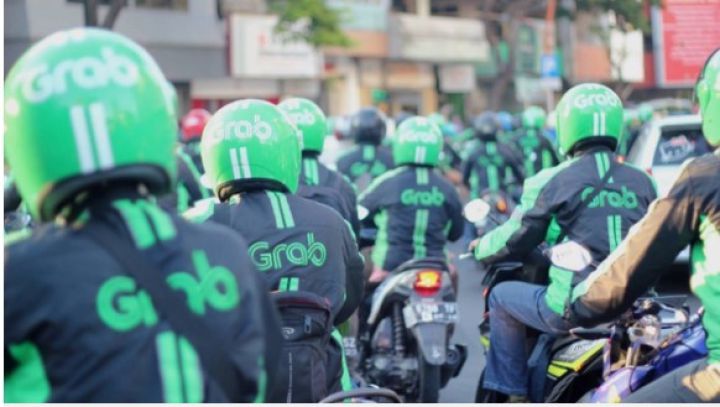 Lấy cớ thu phí nắng nóng, Grab đang “ngồi mát ăn bát vàng”?