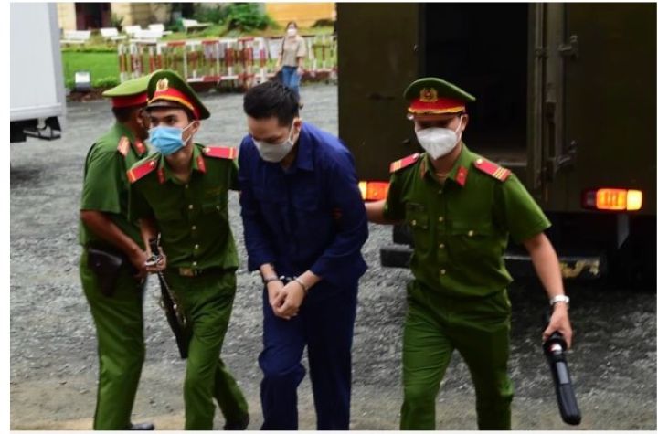 Hình ảnh đôi tình nhân bạo hành bé gái tử vong bị áp giải đến toà sáng 21-7