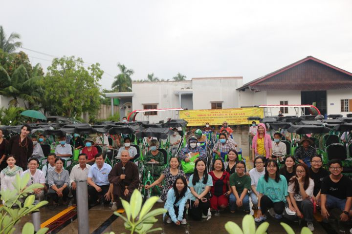 Hội tỉnh Bến Tre tặng xe lăn, xe lắc cho NNCĐDC và người khuyết tật