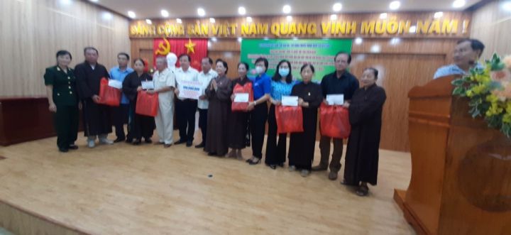 Cà Mau: Tiếp nhận và tặng quà cho người có công với Cách Mạng