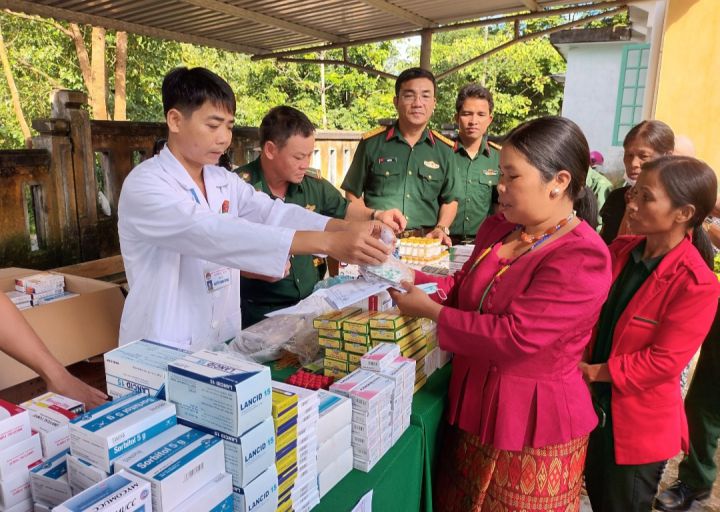 Bệnh viện Quân Y 268 khám, phát thuốc miễn phí cho bà con dân tộc Pa Cô