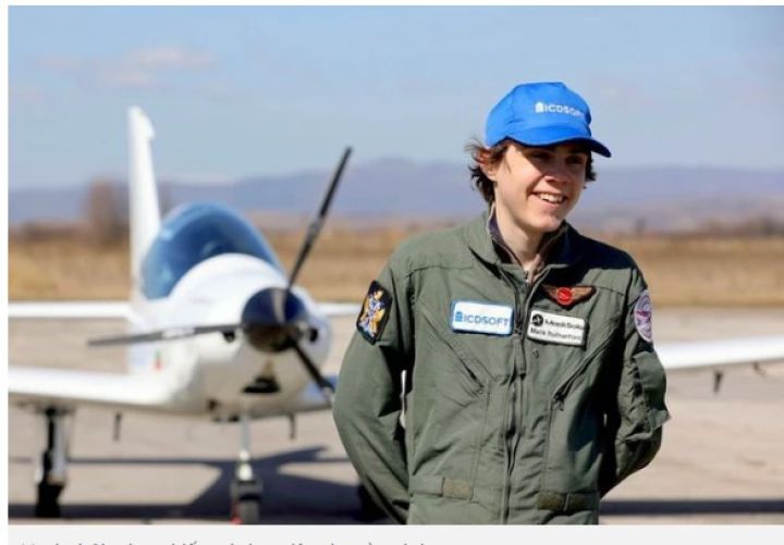 Phi công Anh 16 tuổi lái máy bay tới Việt Nam trong hành trình vòng quanh thế giới