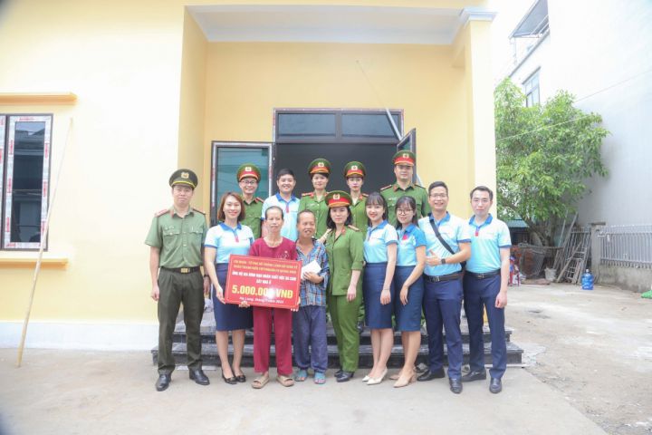 Thành hội Hạ Long trao quà cho nạn nhân chất độc da cam