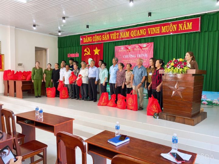 Hội tỉnh Bình Thuận kết nối trao tặng quà cho Mẹ Việt Nam Anh hùng và thương bệnh binh