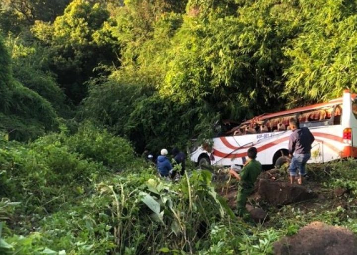 Xe khách du lịch chở nhiều trẻ em và phụ nữ lao xuống vực sâu