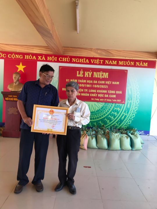 Hội huyện Định Quán trao quà cho nạn nhân