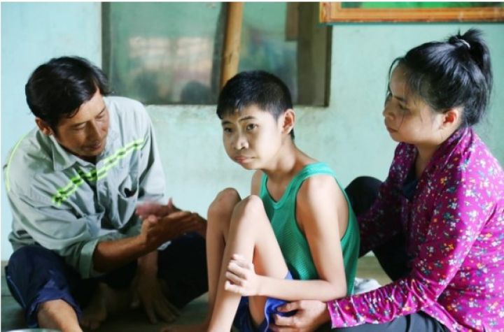 Đường cùng của một người cha: 16 năm nuôi con tật nguyền, bật khóc khi vợ bị u não mà không đủ tiền chữa trị