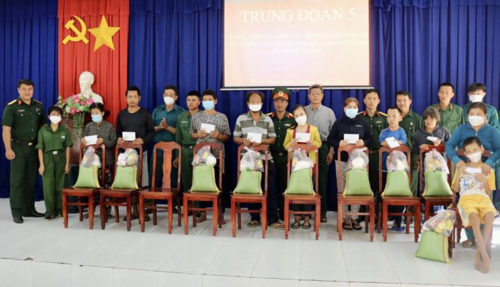 Trung đoàn 5 tặng quà gia đình chính sách