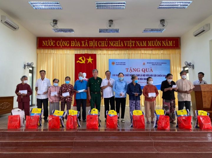 Đà Nẵng: Tặng quà cho thương, bệnh binh là nạn nhân chất độc da cam