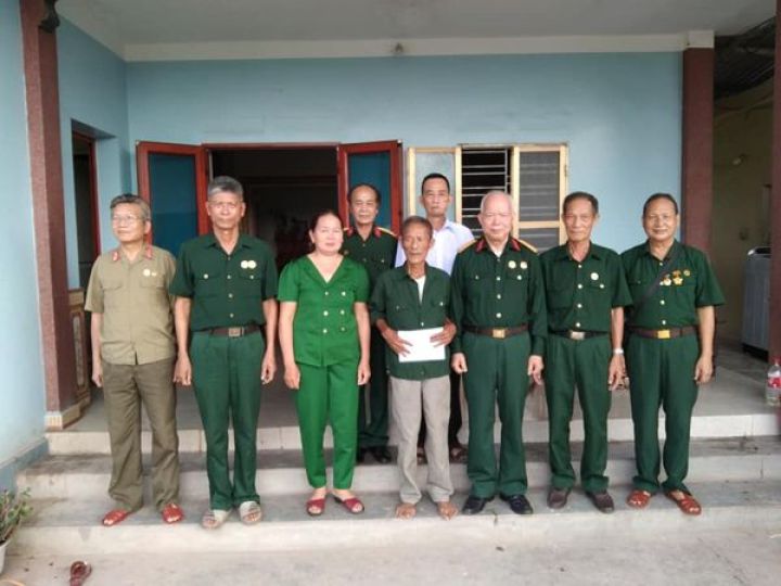 Hội Trường Sơn trao tặng quà cho hội viên là nạn nhân chất độc da cam