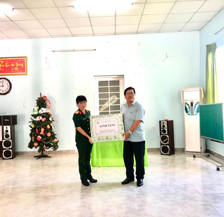 Trao tiền trợ dưỡng thường xuyên  cho nạn nhân chất độc da cam ở Đà Nẵng