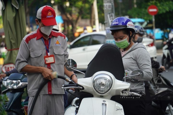 Giá dầu 'phi mã', giá xăng trong nước có tăng trong phiên điều chỉnh 1/8?