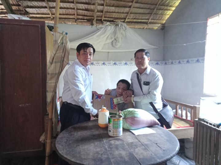 Huyện Mỏ Cày Nam tặng quà cho nạn nhân chất độc da cam