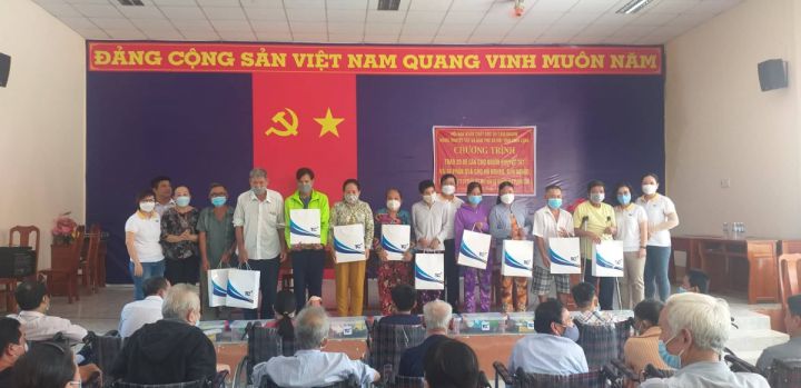 Hội tỉnh Vĩnh Long trao tặng xe lăn cho nạn nhân chất độc cam, người khuyết tật