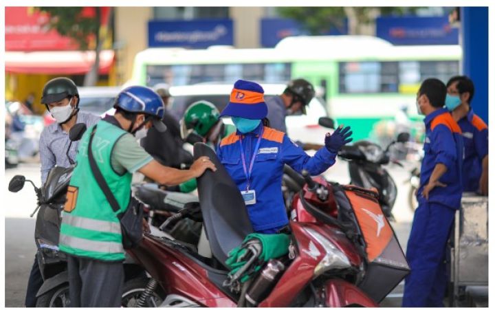 Giá xăng ngày mai có thể giảm về 24.000 đồng/lít