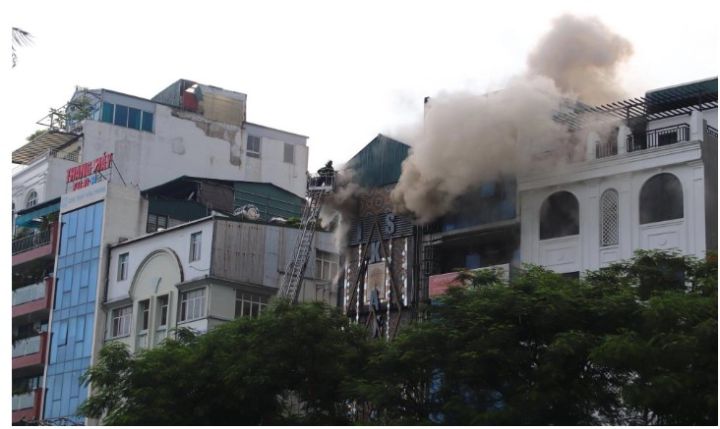 Vụ cháy quán karaoke ở Hà Nội: 3 cảnh sát PCCC trước khi hy sinh đã đưa 8 người ra ngoài an toàn