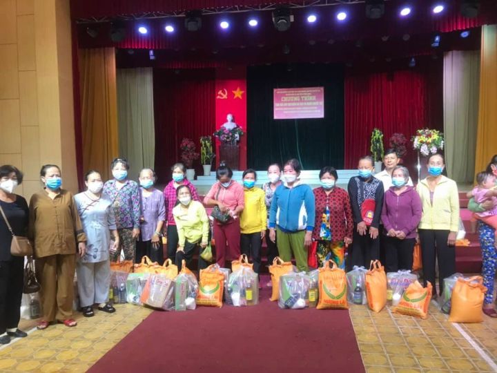 Hội tỉnh Vĩnh Long phối hợp cùng Nhà tài trợ tặng quà cho nạn nhân chất độc da cam