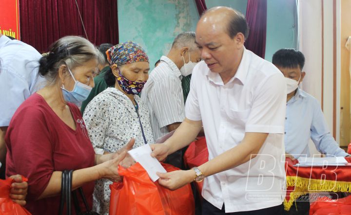 Hội huyện Vũ Thư trao quà cho nạn nhân chất độc da cam