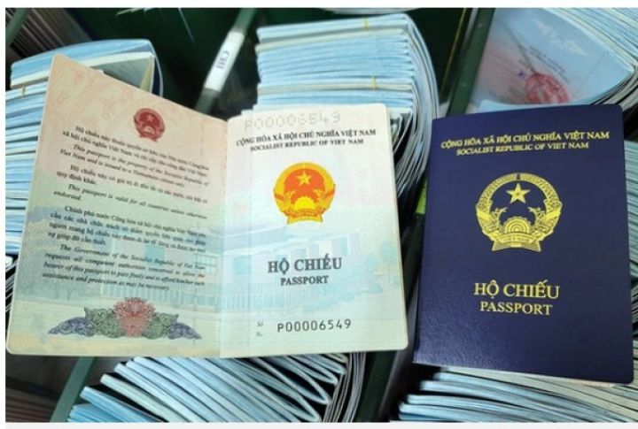 Đến lượt Czech không công nhận hộ chiếu mẫu mới xanh tím than của Việt Nam