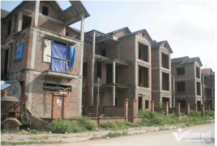 Hàng loạt biệt thự, nhà phố bỏ hoang vẫn hét giá 'trên trời'