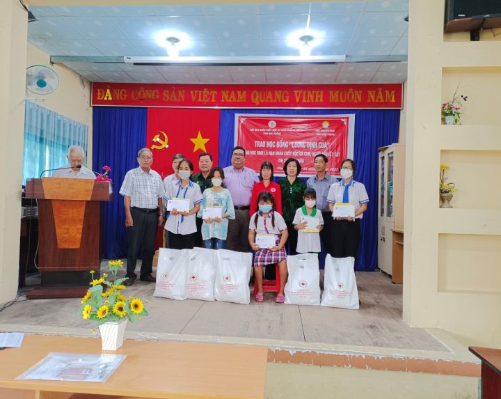 Thị xã Vĩnh Châu hỗ trợ học bổng cho nạn nhân chất độc da cam