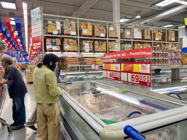 Xăng giảm giá liên tục, hàng hóa 'im ru'